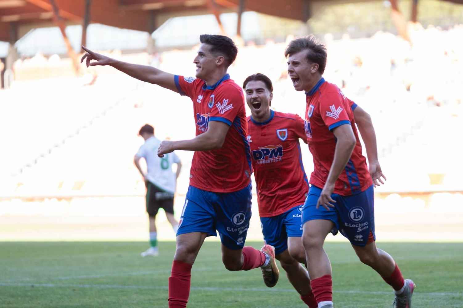 El Numancia suma su primera victoria de la temporada frente al Rayo Cantabria