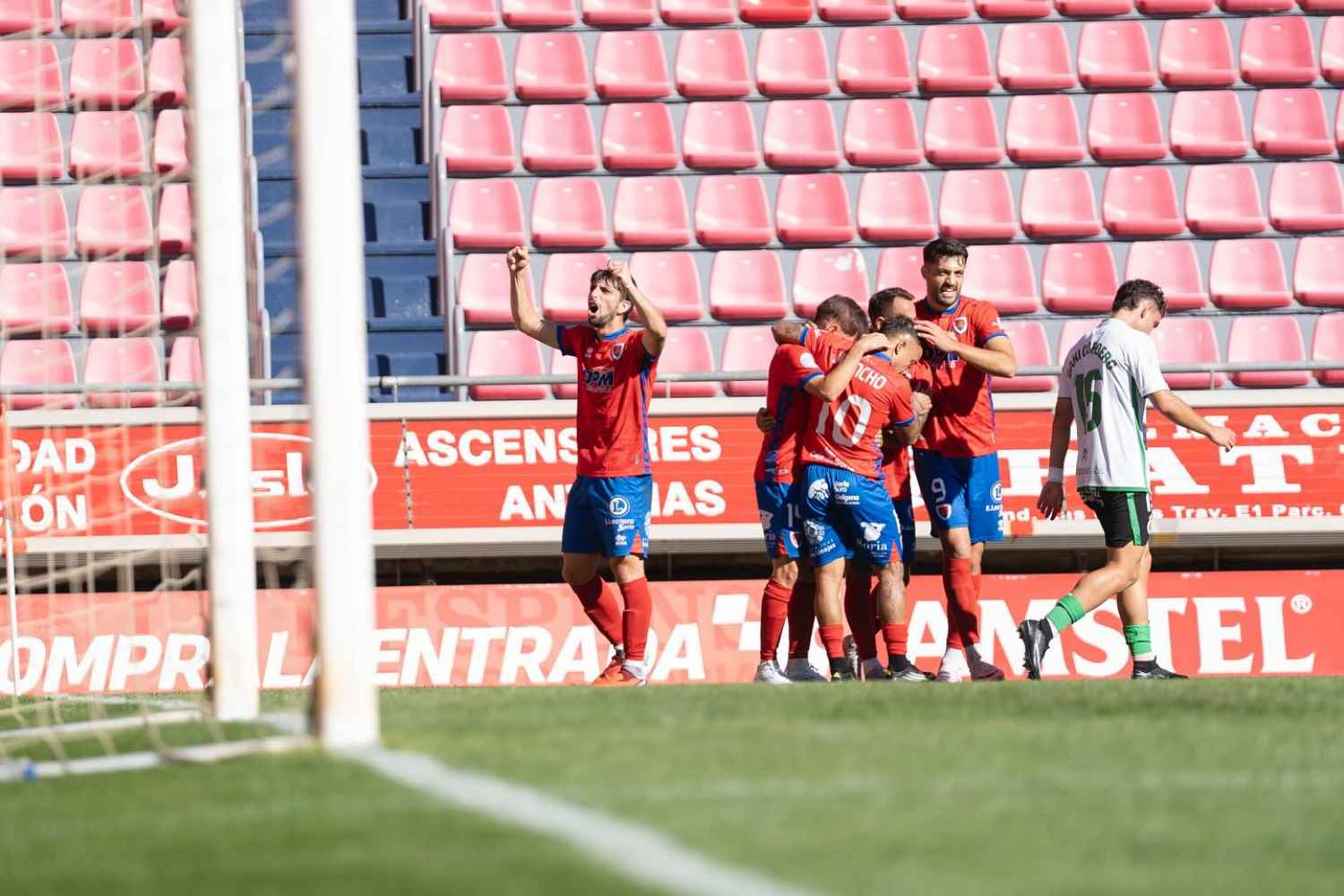 El Numancia suma su primera victoria de la temporada frente al Rayo Cantabria