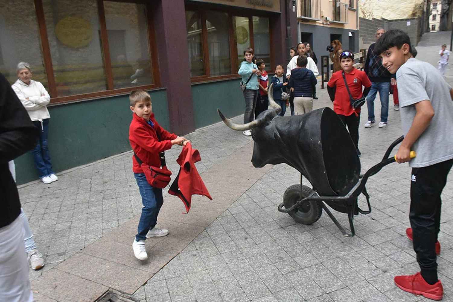 Encierro de carretones en plaza Mayor en las fiestas de Ágreda