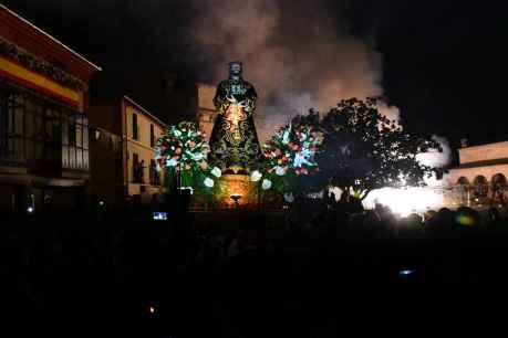 Almazán explosiona al paso de la imagen deJesús Nazareno por la plaza Mayor