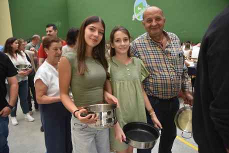 Comida popular, con 400 personas, en fiestas patronales de Fuentetoba