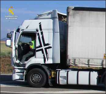 Detenidas dos personas por intercambiarse las tarjetas de conductor en el tacógrafo 