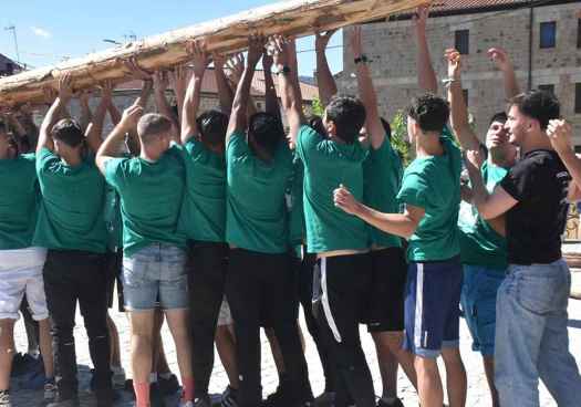 Duruelo de la Sierra pinga el mayo en inicio de fiestas del Cristo de las Maravillas