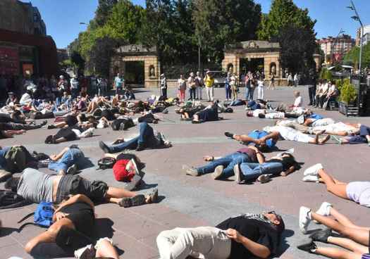 Perfomance-cacerolada en Soria contra genocidio de Israel en Gaza