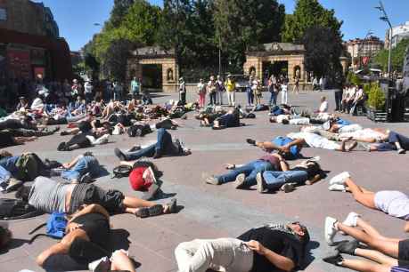 Perfomance-cacerolada en Soria contra genocidio de Israel en Gaza