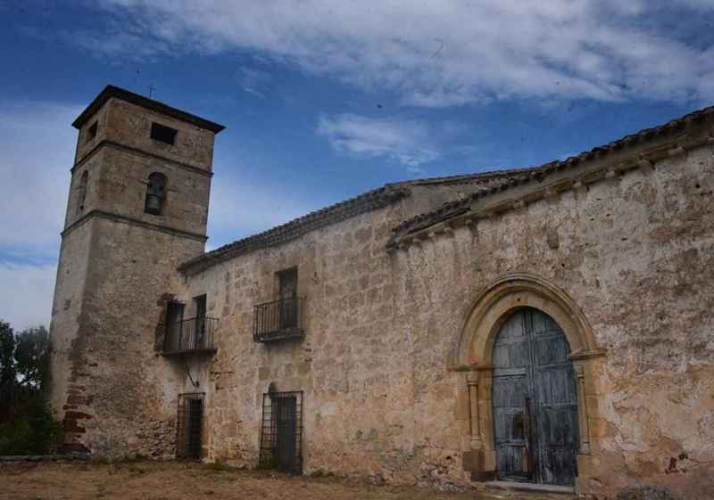 Fuentetoba mira a la Monjia
