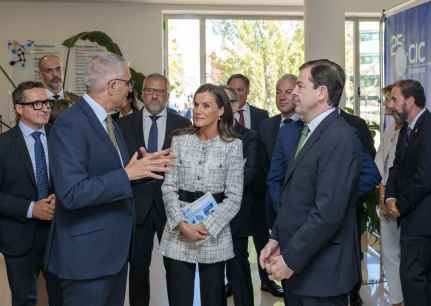 Mañueco destaca compromiso regional con investigación contra el cáncer