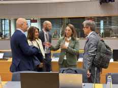 La Junta invita al comisario europeo de Agricultura a conocer la realidad del campo de Castilla y León
