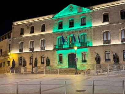 La fachada de Diputación, de verde en el Día Mundial del farmacéutico