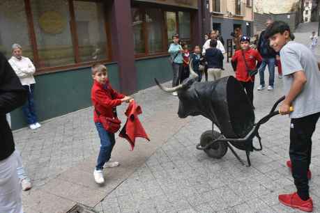 Encierro de carretones en plaza Mayor en las fiestas de Ágreda