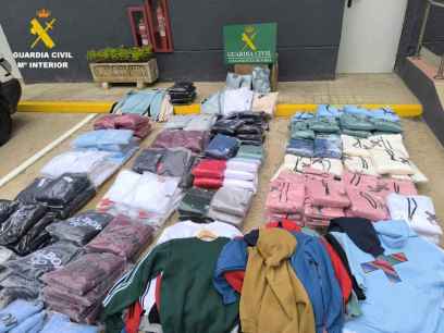 Tres detenidos por portar 650 prendas de vestir falsificadas para venta ambulante