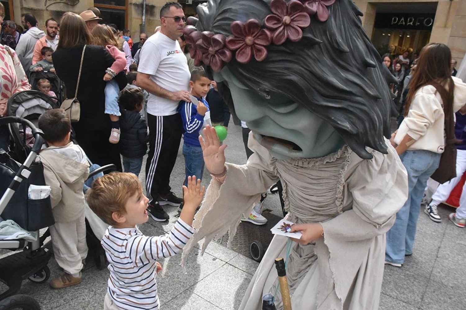 Recorrido de Comparsa de Gigantes y Cabezudos en fiestas de San Saturio