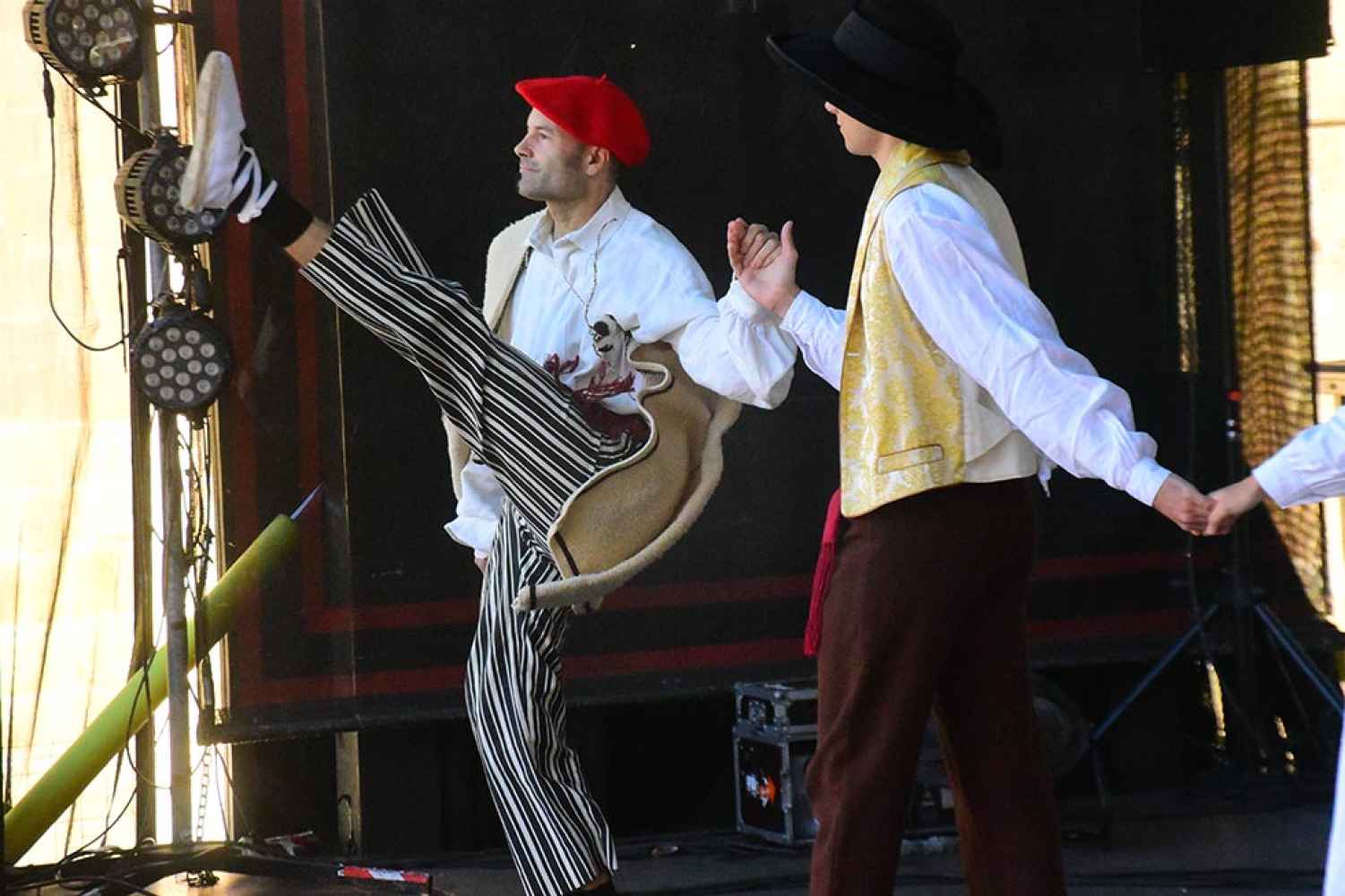 Vizcaya y Valencia enseñan sus danzas en festival de Soria
