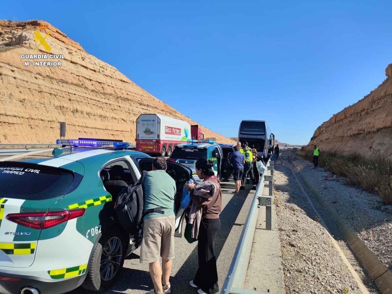 La Guardia Civil auxilia a pasajeros de autobús averiado en A-2 La Guardia Civil auxilia a pasajeros de autobús averiado en A-2