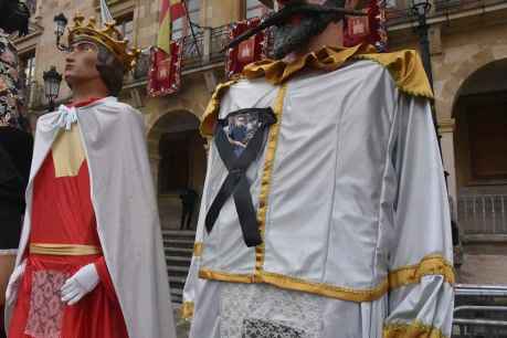 Minuto de silencio de la Comparsa de Gigantes y Cabezudos de Soria en recuerdo de Raúl