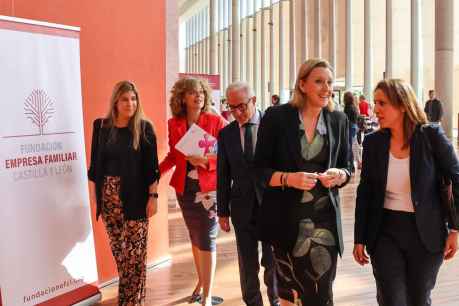 La Junta pondrá en marcha este año "FP Steam Mujer" de la mano de Empresa Familiar 