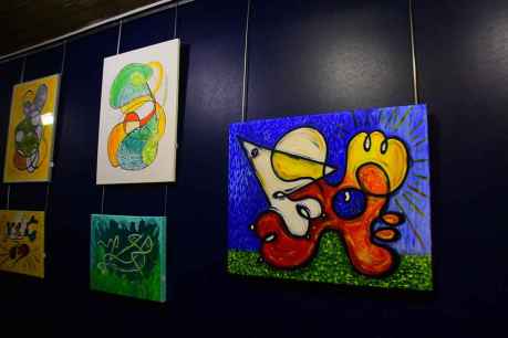 Nines Isla presenta su universo creativo en exposición "Mujeres hoy"