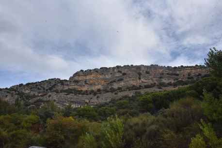 Fuentetoba mira a su Pico Frentes: cascada y la Monjía