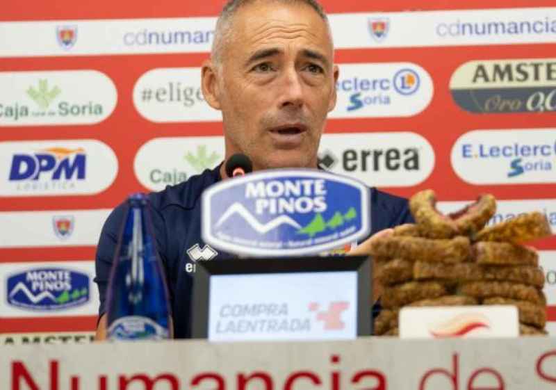 Rodríguez se estrena en banquillo numantino apelando a unión del equipo