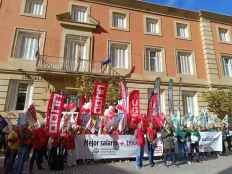 Tres sindeicastos se concentran para exigir unos servicios públicos 