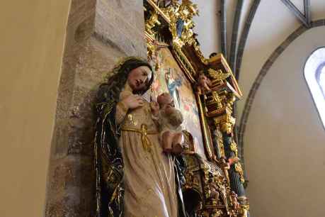 Ágreda enseña el museo de arte sacro de la iglesia de Nuestra Señora de la Peña