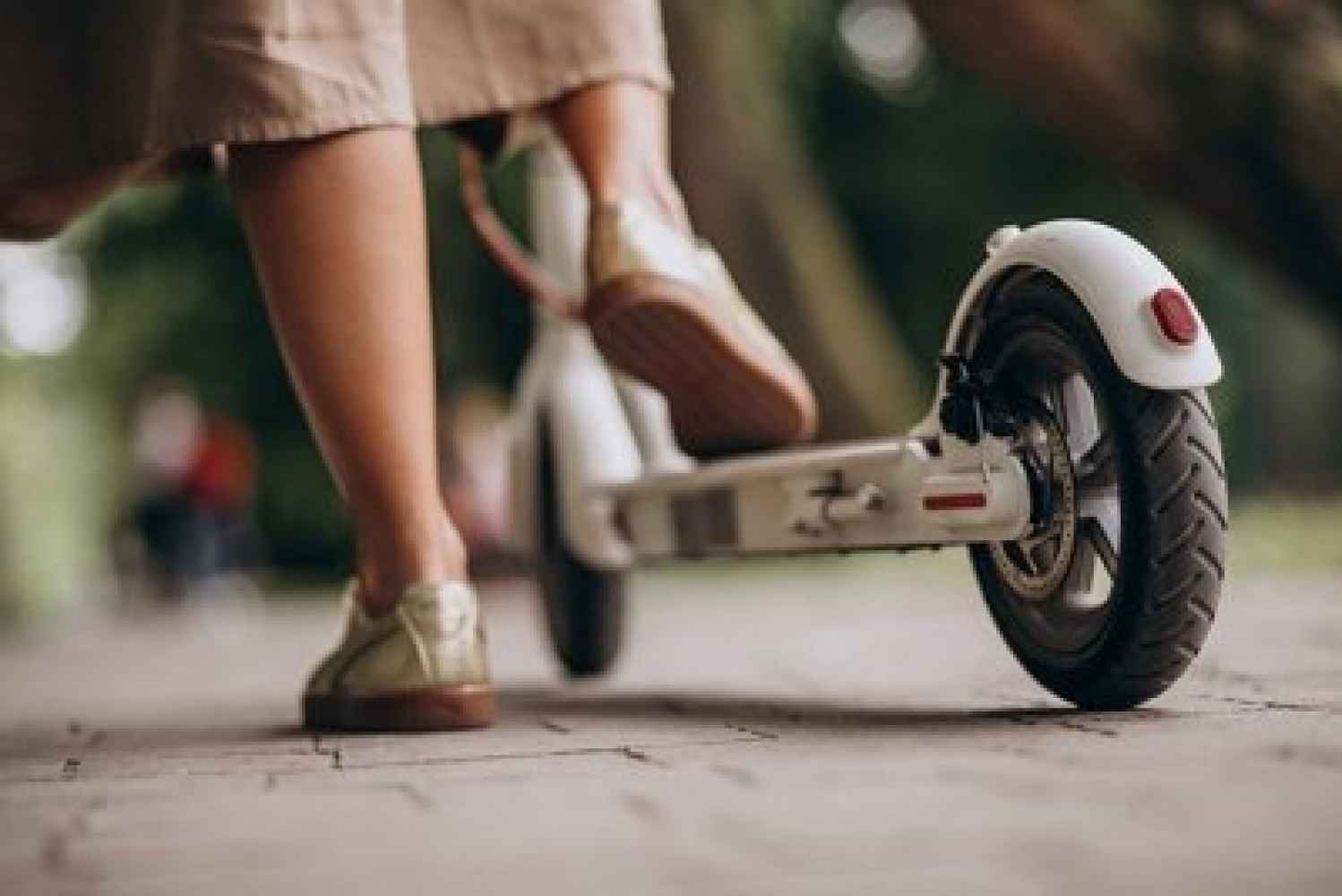 Mujer herida tras sufrir accidente con su patinete en rotonda de estación de autobuses