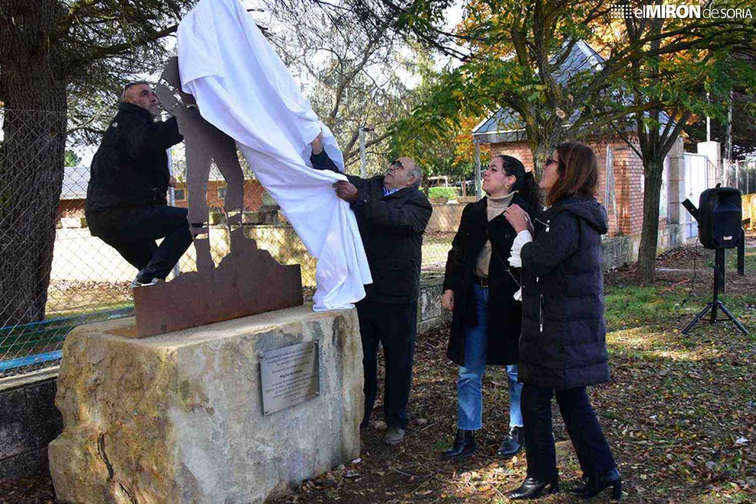 Una estatua en Bayubas de Abajo para reconocer al bombero forestal fallecido y recordar sus valores