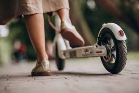 Mujer herida tras sufrir accidente con su patinete en rotonda de estación de autobuses