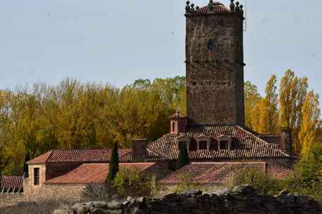 La torre de Aldeaseñor se tiñe de otoño