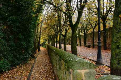 Muralla medieval de Soria, junto al Duero, en otoño