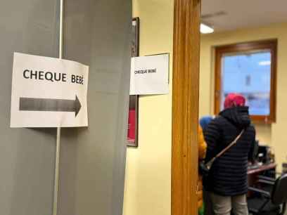 Diputación entrega tarjeta bebé a beneficiarios de 2025