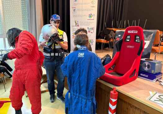 El colegio Calasancio de Almazán recibe a escudería Bnnoracing