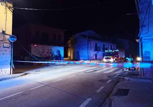 La caida de cableado eléctrico corta carretera en Morón de Almazán