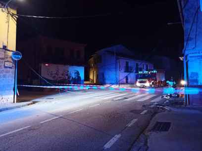 La caida de cableado eléctrico corta carretera en Morón de Almazán