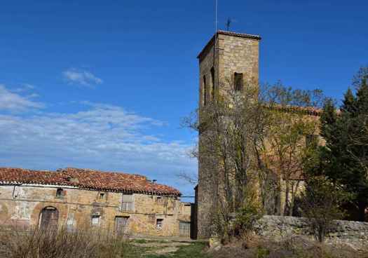 Valdelagua del Cerro,  sobre una serrezuela, cerca de la vega del río Alhama