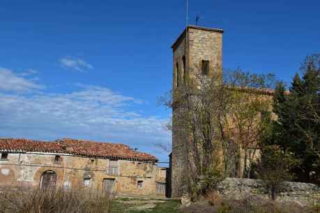 Valdelagua del Cerro,  sobre una serrezuela, cerca de la vega del río Alhama