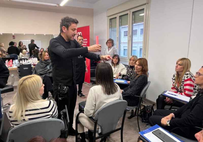José García imparte último curso del año de Asociación de Peluquerías