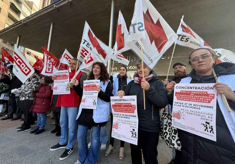 Concentración en Delegación de la Junta para reclamar más personal en Educación
