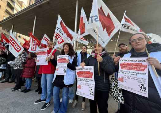 Concentración en Delegación de la Junta para reclamar más personal en Educación