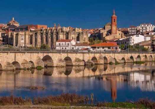 Un libro de la parroquia de Ágreda, a préstamo en exposición en Alba de Tormes