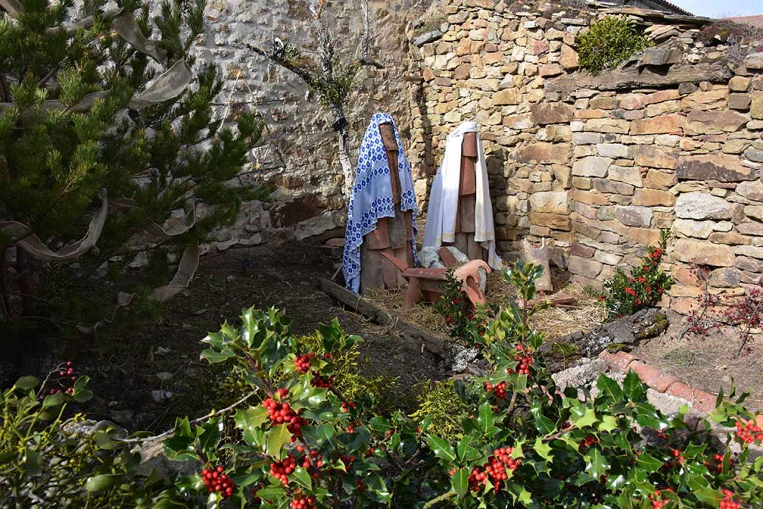 Tejas e ingenio en el Belén instalado en Segoviela