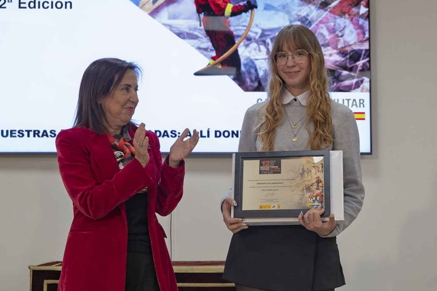 La ministra de Defensa entrega mención especial de concurso literario a alumna del IES Castilla