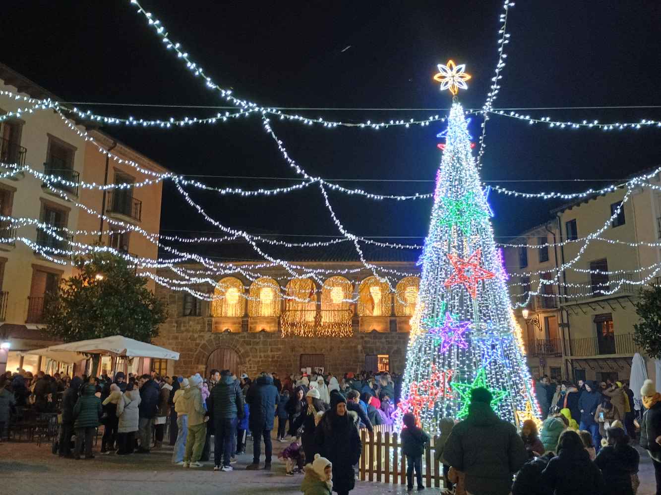 Los niños encienden iluminación navideña en Ágreda