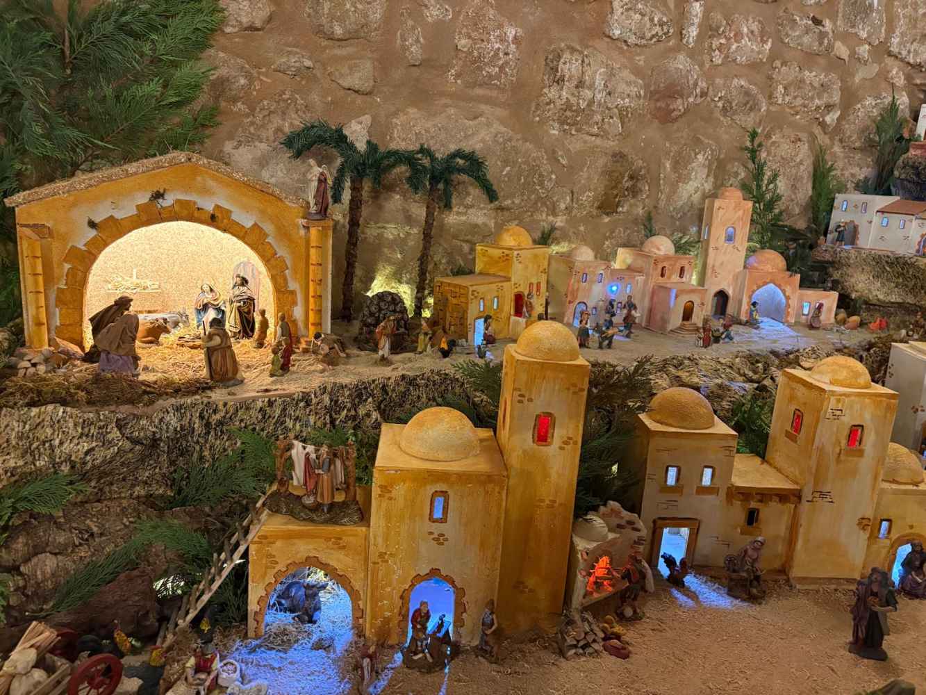 Somaén inaugura su mejorado Belén en la iglesia parroquial