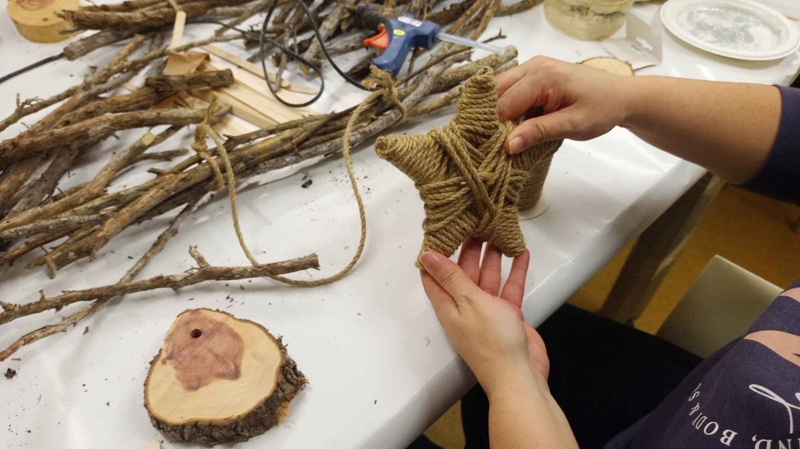 Almazán impulsa Navidad sostenible con taller de confección de adornos ecológicos