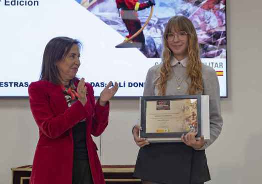 La ministra de Defensa entrega mención especial de concurso literario a alumna del IES Castilla