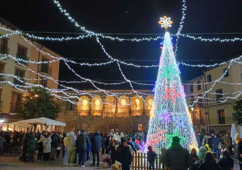 Los niños encienden iluminación navideña en Ágreda