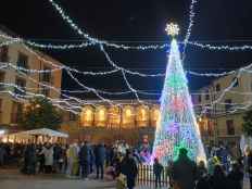 Los niños encienden iluminación navideña en Ágreda