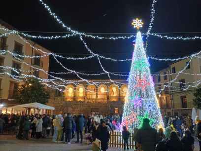 Los niños encienden iluminación navideña en Ágreda