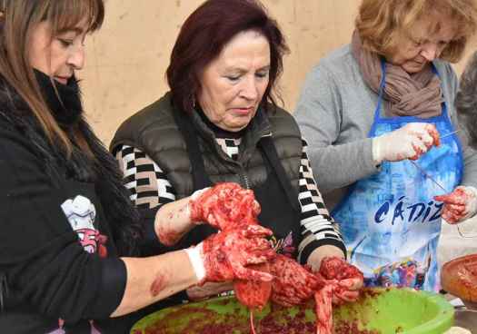Regresa la tradición a Garray con la matanza del cerdo